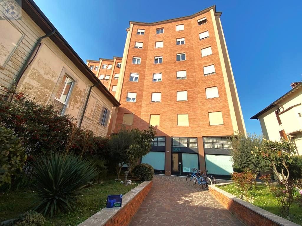 VIMERCATE CENTRO STORICO LIBERO 3 LOCALI E SERVIZI- POSTO AUTO