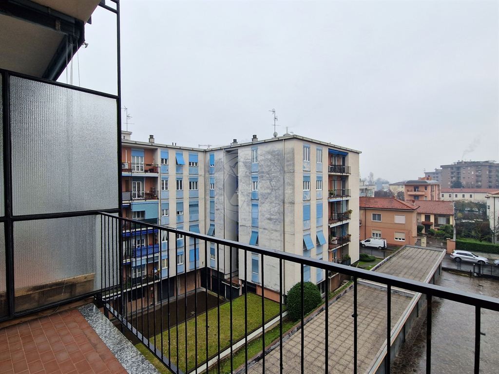 Due locali con cucina arredata in Via Eleonora Duse