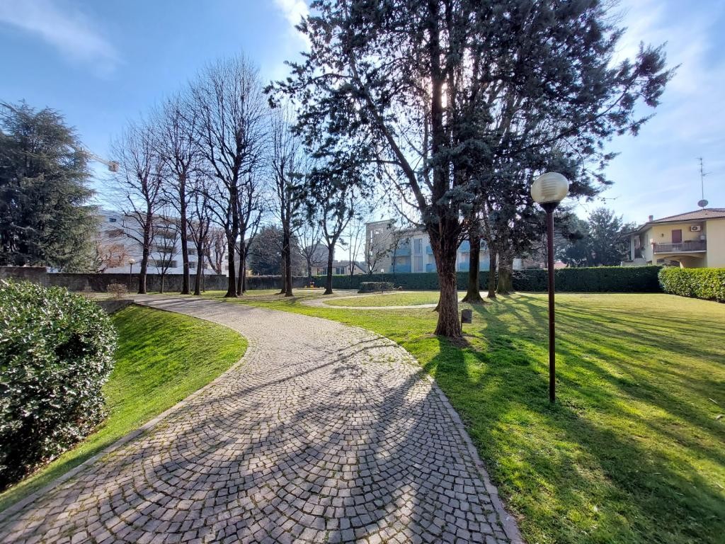 MONZA Triante - Appartamento di ampia metratura con box, comodo per il centro e la stazione