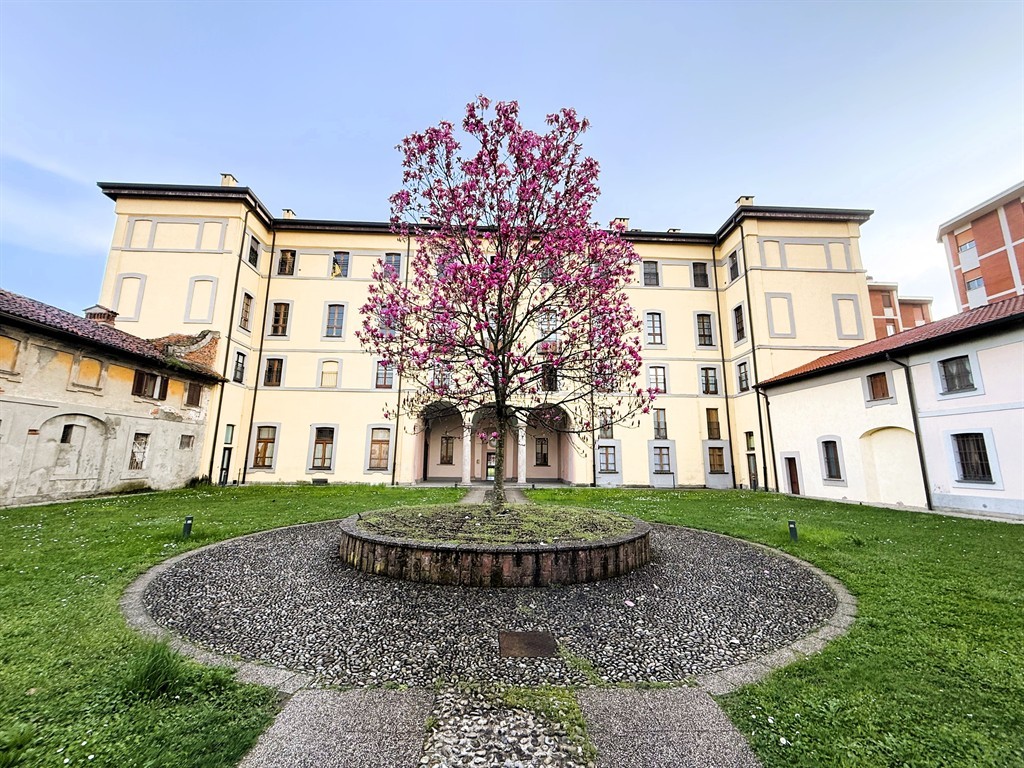 Muggiò - Mb - Trilocale su due livelli in villa nobiliare del XVIII secolo - Disponibilità immediata