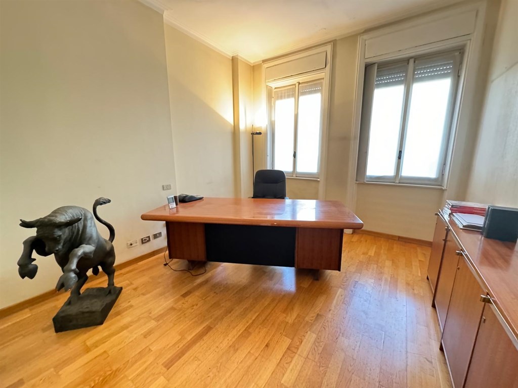 Monza centro storico - AFFITTASI ampio ufficio con ingresso indipendente