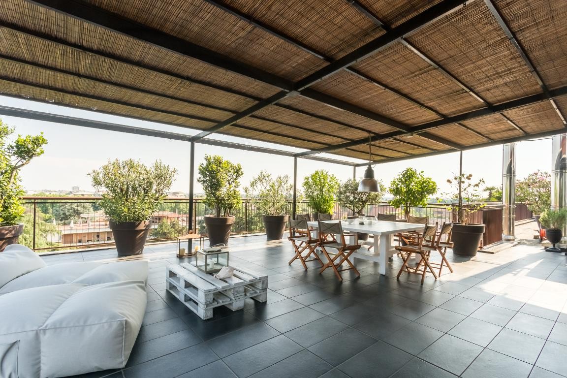 superattico con  terrazzo perimetrale e piscina pensile